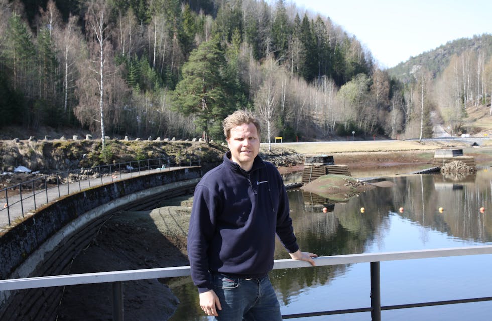 vedlikehold: Vedlikeholdsleder i Telemarkskanalen, Håkon Heines, iakttar nedtappingen av vannveien.  
