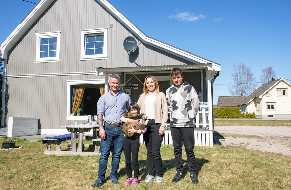 Familien Kubas kjøpte egen bolig i Lunde i 2017. Familien er fra Polen, som er det landet flest innvandrere i Nome kommer fra. De har blitt i åtte år og stortrives i Nome. Fra venstre Dawid (40), Iga (8), Kinga (37) og Kamil (13).