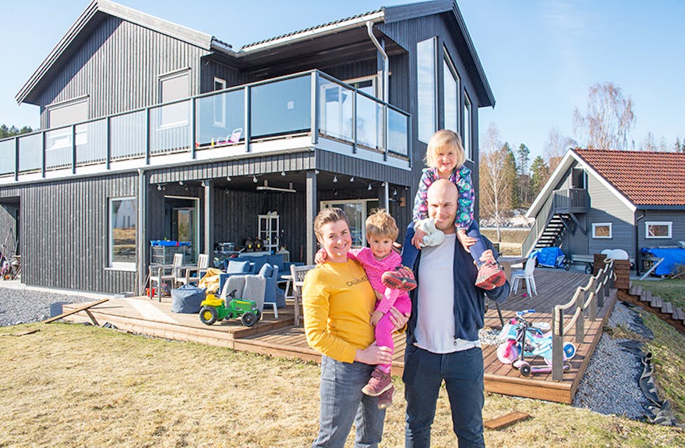 Boligdrømmen: For Elisabeth Sørdal og Rolf Rostad ble muligheten for å bygge egen bolig på en attraktiv tomt utslagsgivende da de valgte å flytte til Nome. Her har de god boltreplass for Elsa (5) og Astrid (3) i et trygt område under utvikling. 