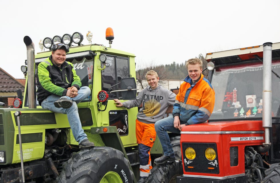 Liker seg i sentrum: De tre traktorrånerne Bjørn A. Ståland (16), Jon Wåsjø Hartviksen (17) og  Sigurd Nilsen (17), liker å kjøre på Ringsevja. Guttene mener det er bra at noen lager litt liv og røre, slik at sentrum ikke er helt dødt. 