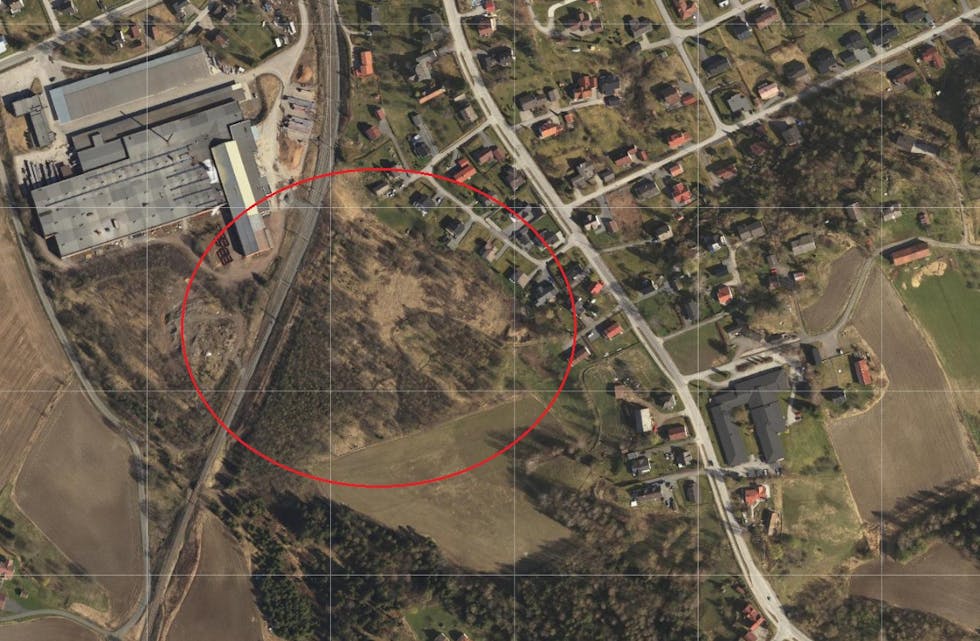 Den røde ringen markere området på Teglverkstomta som er satt av til boliger. (Foto: 1881.no)