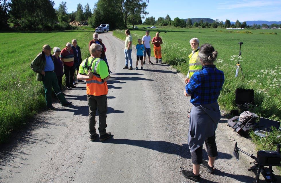 Regiongeolog Sven Dahlgren (gul vest til høyre) orienterer grunneierne på Fen og Holla om droneprosjektet. 