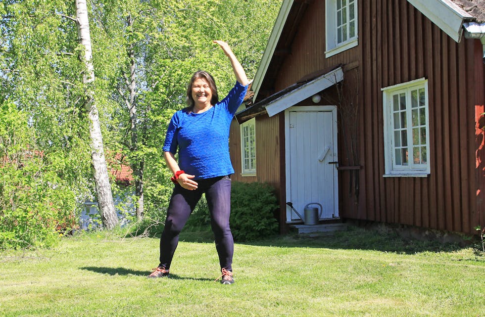Eksempel på øvelse: Her viser Margit Haugsevje en av de enkle øvelsene hun ønsker å lære bort i sitt qigong-kurs på Øvre Verket. Øvelsen kalles collectiong ai to det dantian, som løslig oversatt betyr å samle energi til kroppen. Målet er å gi deltakerne muligheten til å fortsette treningen hjemme. 