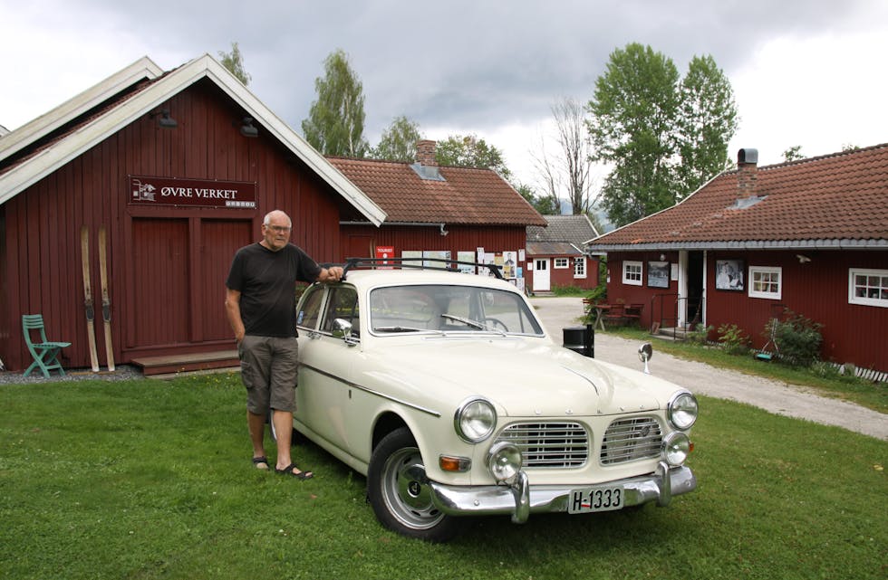 Gunnar Sanden og hans Volvo Amazon fra 1967. I tillegg til denne har Sanden en Volvo PV. 