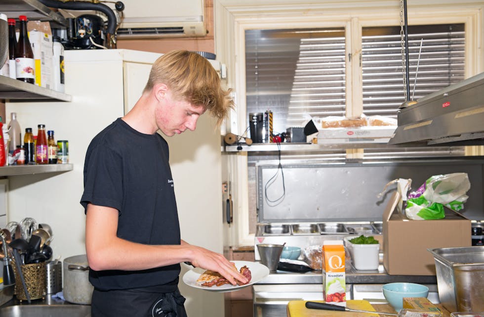 Full tillitt:  Kasper Hilsen (15) fra Lunde har sommerjobb på kjøkkenet ved Slusemesterens Veranda på Vrangfoss. Han er ikke hjelpegutt eller oppvaskhjelp, men får tillitt til å lage retter fra bunnen av. 