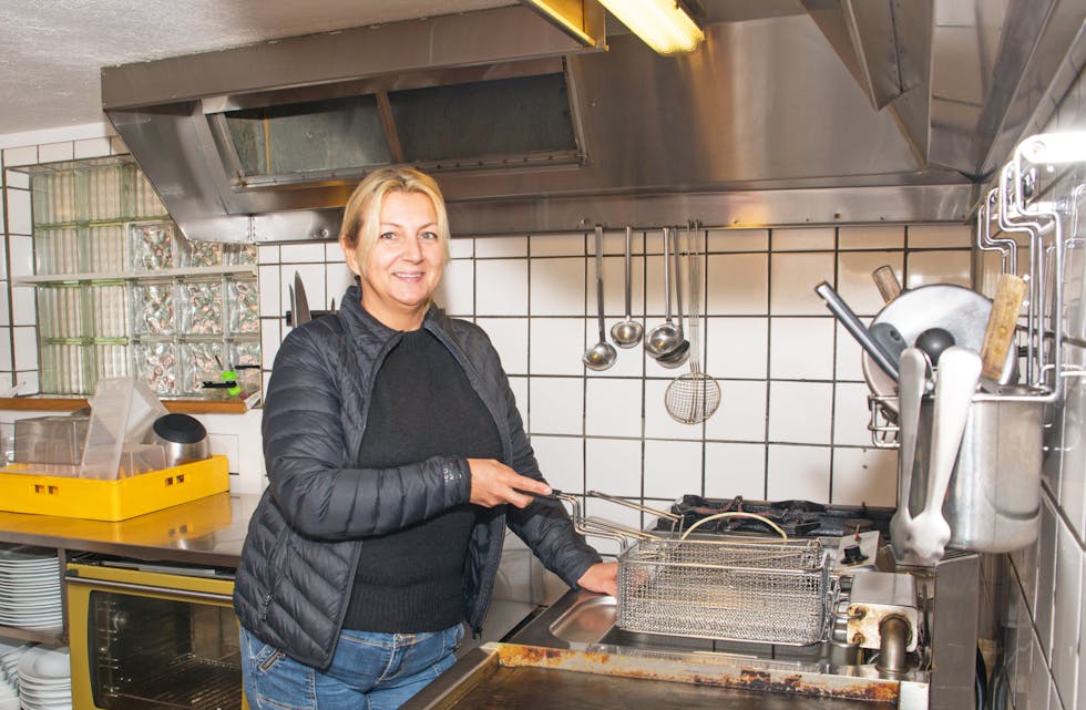 Uventet sommervikar: Læreren Cathrine Hansen fra Ulefoss oftret hele ferien sin, for å sørge for et tilbud på Café Slusa i sommer. 
