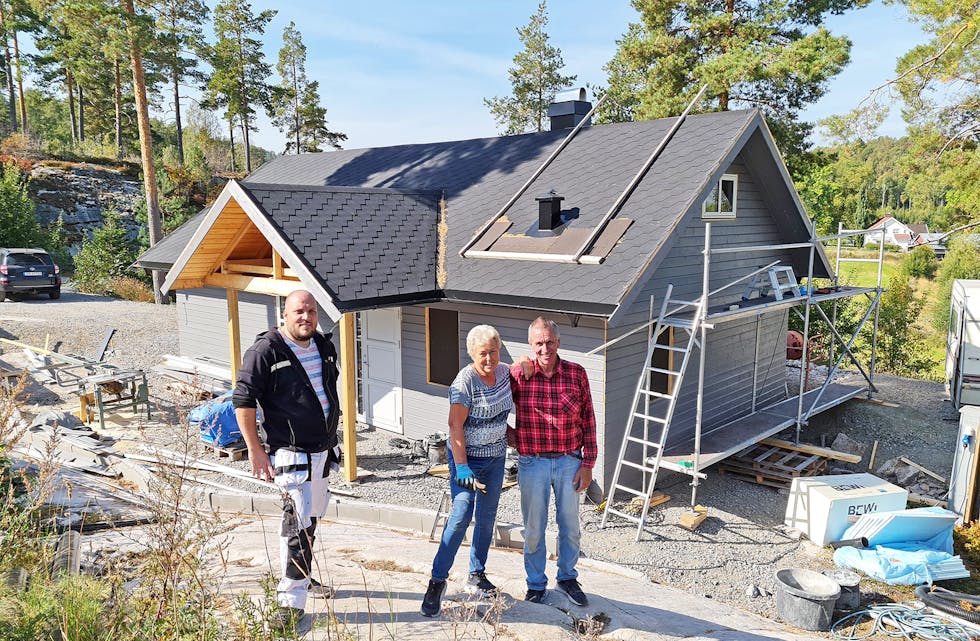 Drømmehytta: Familien Fevang fra Larvik, solgte hytta i Hjartdal etter at de fant drømmeplassen på Sannes. Nå bygger de hytta som et familieprosjekt. Fra høyre
ser vi vi Ole Kristian Fevang, med kona Randi og svigersønnen Emil Andres Skevik.