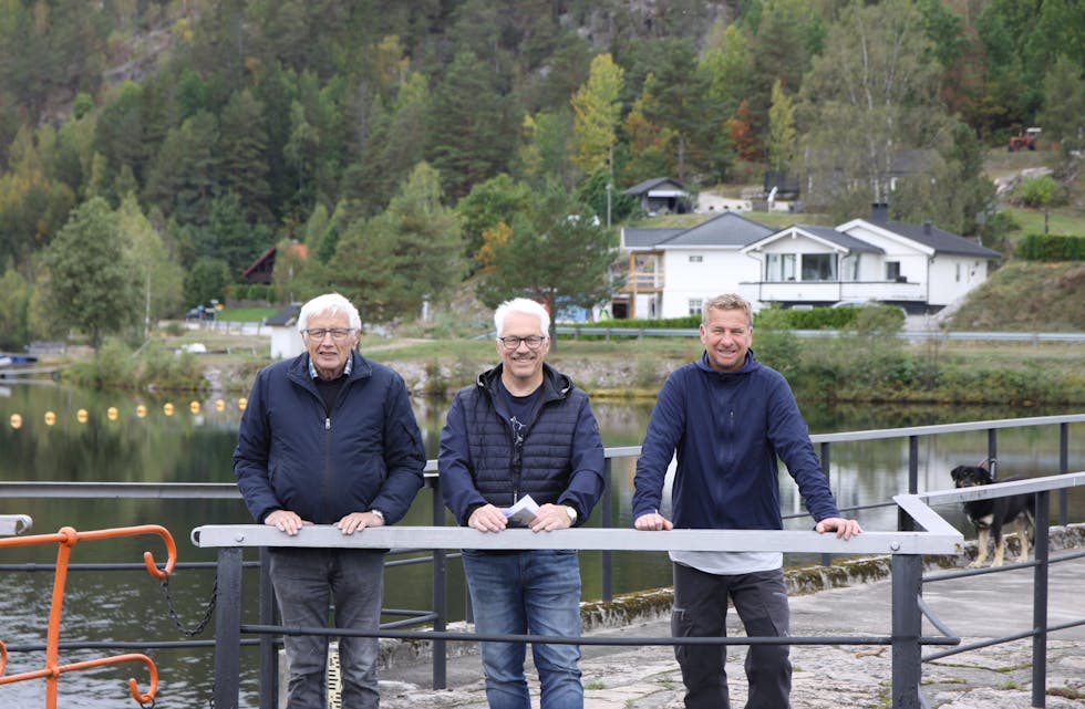Velforeningen med grunn til å smile: Steinar Tveito, Arvid Tveito og Frode Pedersen  i Ajersiden vel, sier avklaringen fra Telemarkskanalen er en gladsak. 