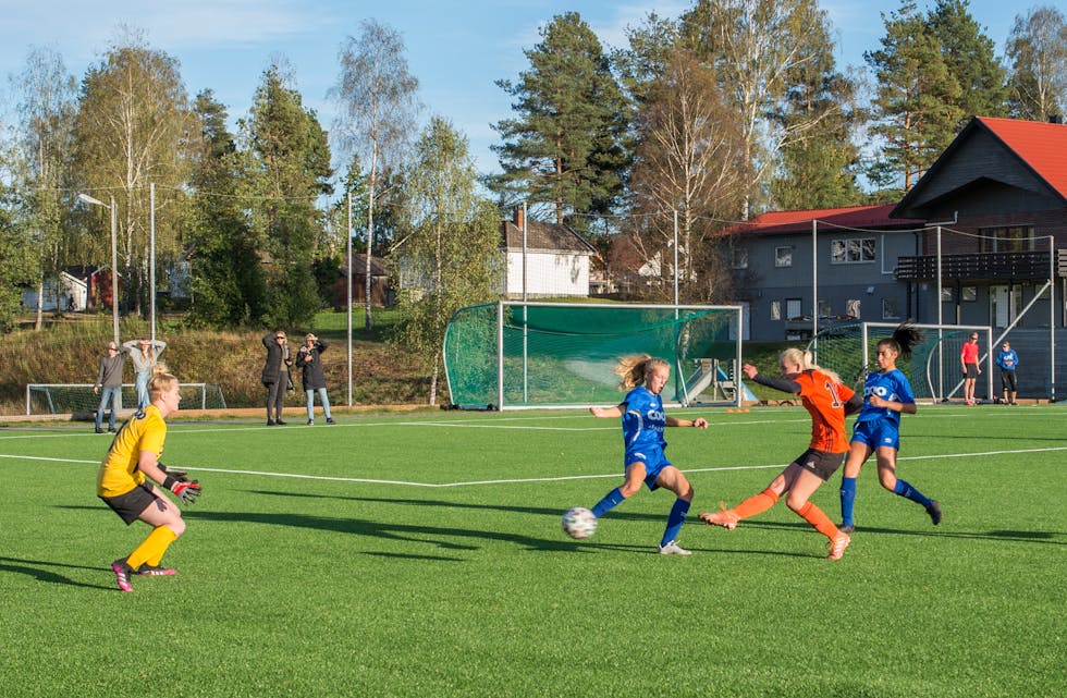 Det meste foregikk foran motstanderens mål i kveldens kamp på Kåsa. Her er det Tina  Haugane Lauritzen som setter inn 3-0-målet for Nomes kvinner mot Kvitsund.