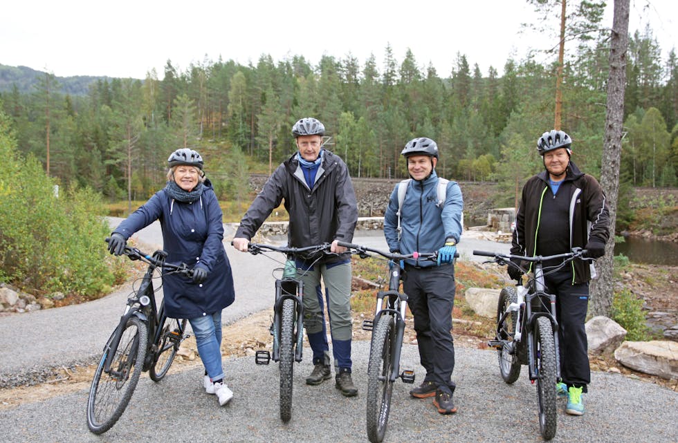 Elsyklister på tur: Her ser vi Bjørg Tveito Lundefaret, Bent Gurholt, Fredrik Juel og Stig Kjeldal idet de tester ut Kulturrunden på Drangedalsheia. Dette er en ny sykkeltrasé på 15 kilometer anlagt av Villmarkseventyret. De fire på bildet testet strekningen med elsykler.  