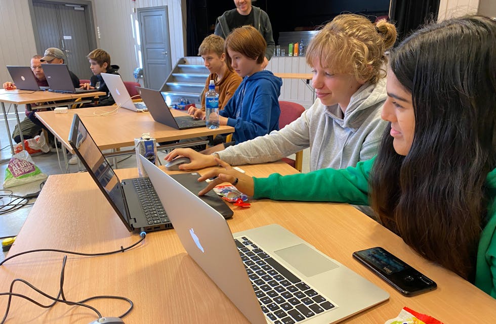 14-åringene Ingrid og Hela fra Lunde, har valgt å tilbringe litt av høstferien foran dataskjermen på Lundevang. 