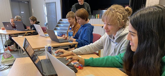 14-åringene Ingrid og Hela fra Lunde, har valgt å tilbringe litt av høstferien foran dataskjermen på Lundevang. 