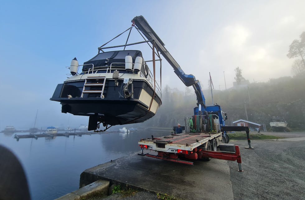 Kranbil: Hermans Transport har i flere år heiset båter i Kastebukta på Ulefoss. Her er det en båt av typen «Scand Baltic», som skal på land for vinteropplag.

