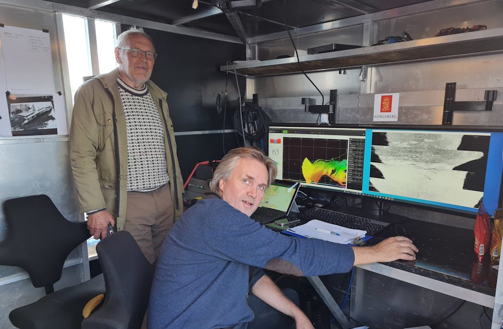 Utstyr til millioner av kroner: Gunnar Sanden som representerer Holla historielag overværer Fredrik Xander Søreide, professor ved NTNU, som studerer sonarbilde fra bunnen av Norsjø. 