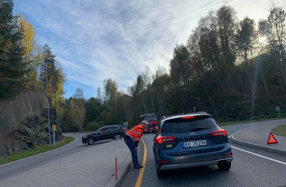 Ulefoss bilberging bistod med dirigering av trafikken da veien ble stengt tirsdag ettermiddag. 