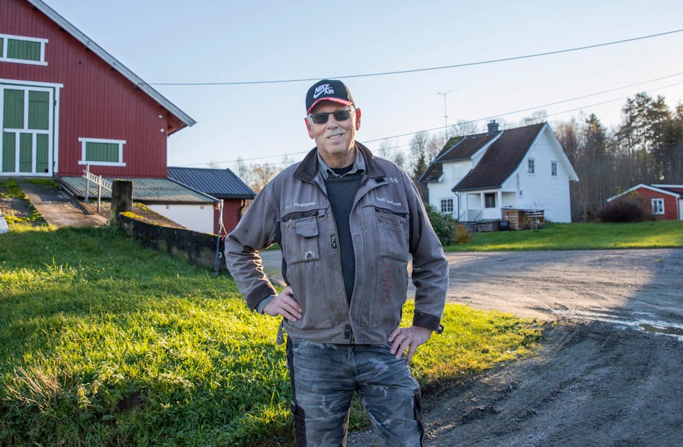 HAR BESTEMT SEG: Etter drøye 40 år som bonde på gården Velkom i Helgen, har Torleif Velkom tatt valget om å selge gården. -På tide å gi seg mens formen ennå er god, mener han.
