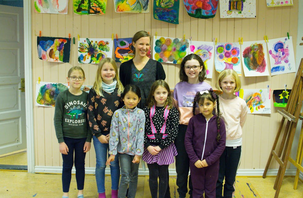 Nome kulturskole har ansatt en ny kunstlærer., Mari Fallet Mosand, Her sammen med elever fra visuell kunst. 
