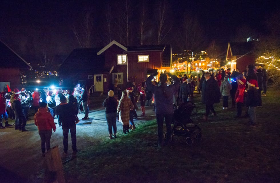 Ulefoss Musikkorps spilte julemusikk på Øvre Verket, før nissetoget gikk til torget for å tenne julegrana.