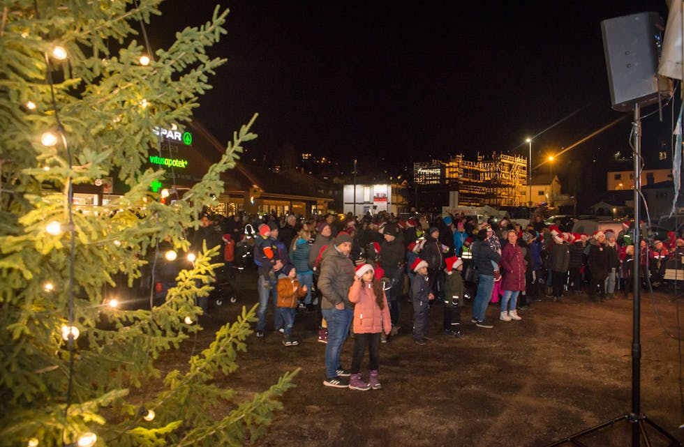 Julegrana ble tent på Ulefoss torg, fredag kveld. 
