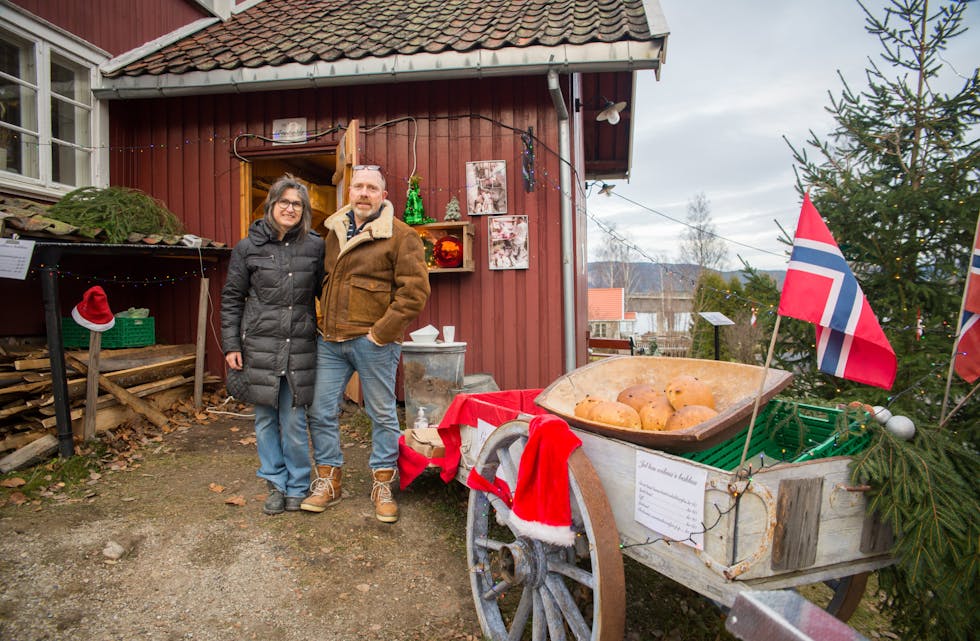 Wilma og Ben Zweerts byr på nybakt brød og julekaker fra Øvre Verkets egen baksteovn. 