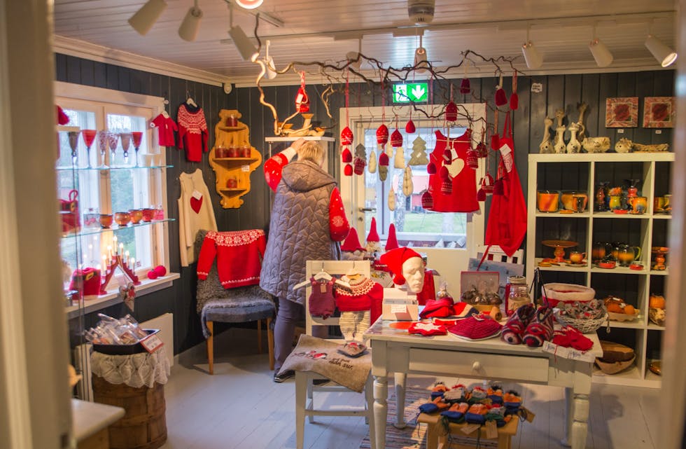 Arbeidertunets gavebutikk er gjort om til julebutikk og bugner av julepynt og gaveartikler. 