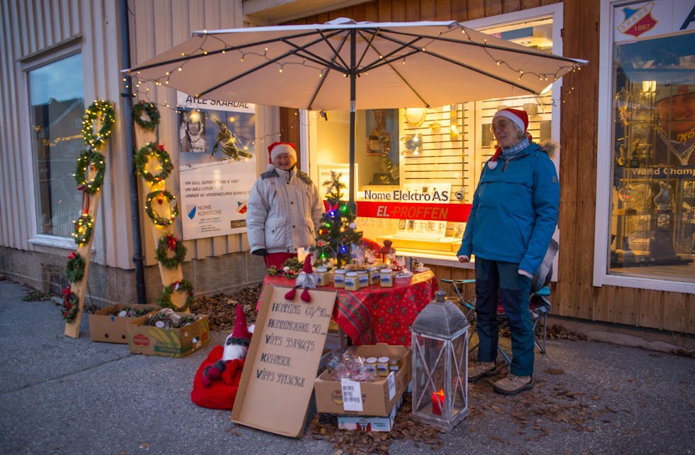 I Lunde sentrum var det flere markedsboder på plass i forbindelse med julegrantenninga.