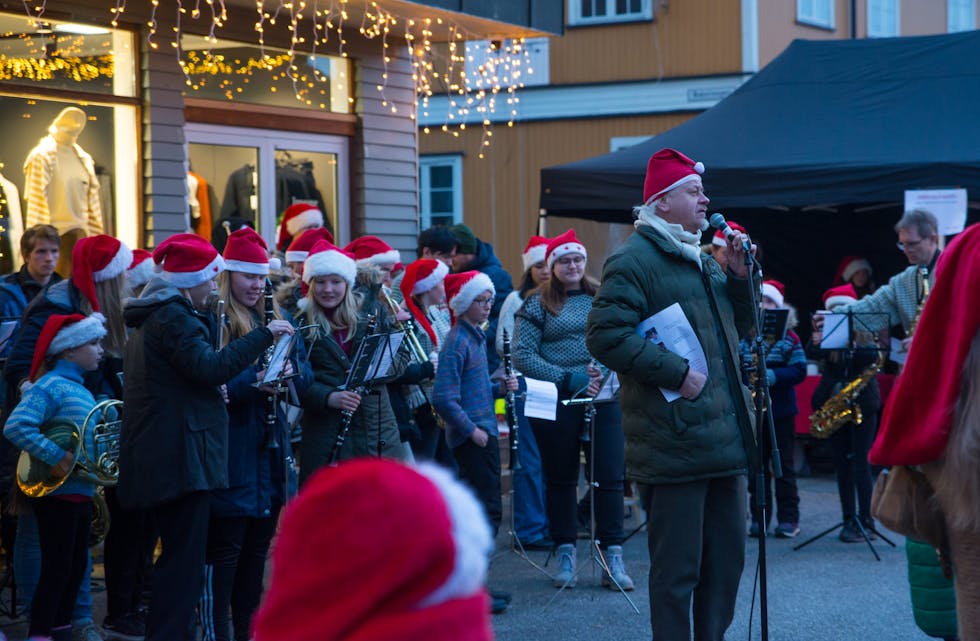 Jakob Zethner og korpsene sto for skikkelig julestemning med sang og musikk.