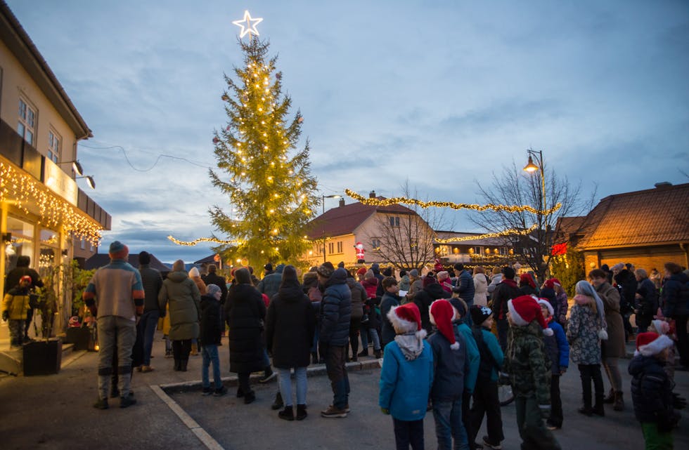 Årets julegran er tent i Lunde sentrum