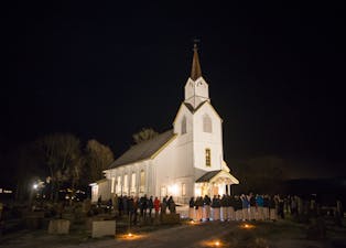 Etter lysmessen i Lunde kyrkje søndag kveld, ble den nye lyssettingen presentert for menigheten utenfor kirken. De kvitterte med å synge Det lyser i stille grender. 