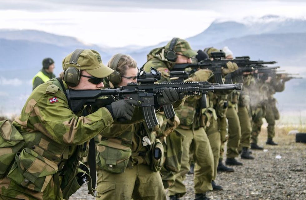 Nytt våpen: Det norske forsvaret har byttet ut det gamle våpenet AG-3 med HK416. Her ser vi Heimevernsoldater teste ut det nye våpenet på Heistadmoen. 