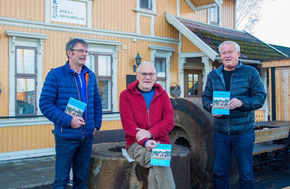 Presenterer ny bok: Kai Ove Bjerkelund, Gunnar Sanden og Erling Susaas, utgjør redaksjonskomiteen bak den nye utgaven av Holla-Minner. I morgen, lørdag, blir boka presentert i historelagets lokaler på Krøsset. 