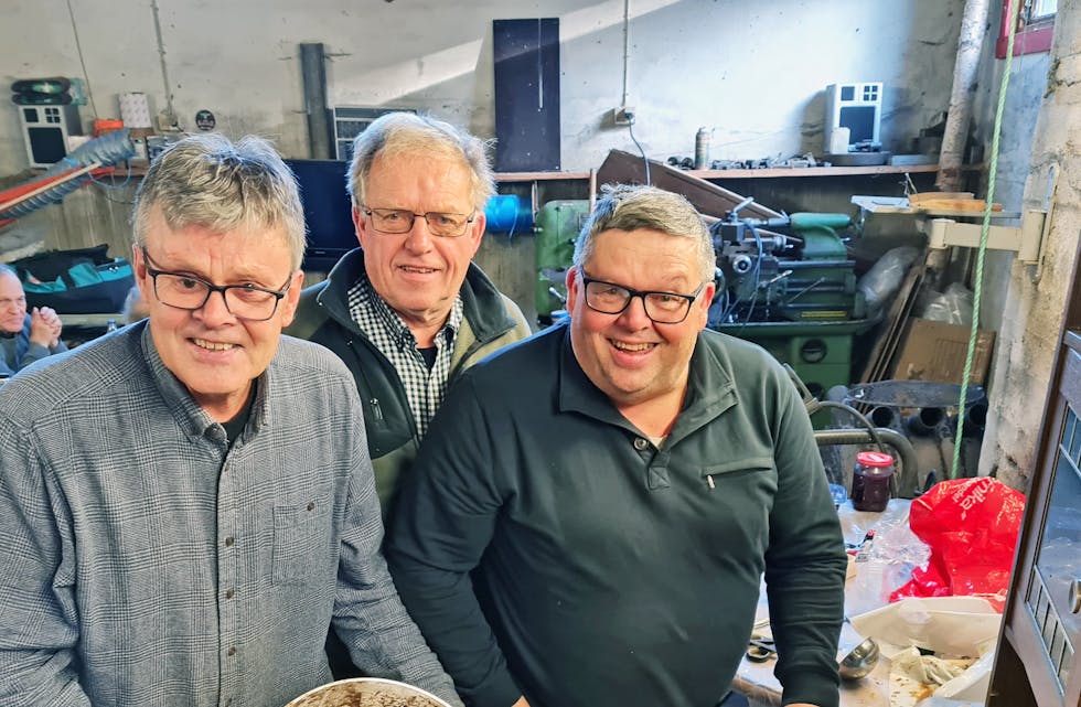 Tomme kjeler: Lapskausen som ble laget til jubileumet sist onsdag, fikk «bein» å gå på. F.v Per Erik Kaarstein, Olav og Magne Øygarden. 