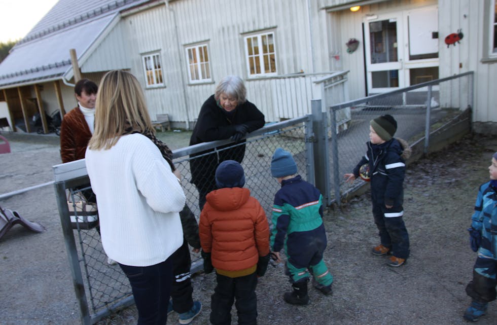 Her besøker ordfører Bjørg Tveito Lundefaret Svenseid barnehage i forbindelse med budsjettet for 2022.