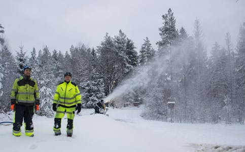 Her produseres det for fullt. Terje Mognes og Paul Kjeldal er godt fornøyd med Skades første snøproduksjon på Sagamoen. Mest sannsynlig kan du gå på ski i den første delen av lysløypa i løpet av helgen. 