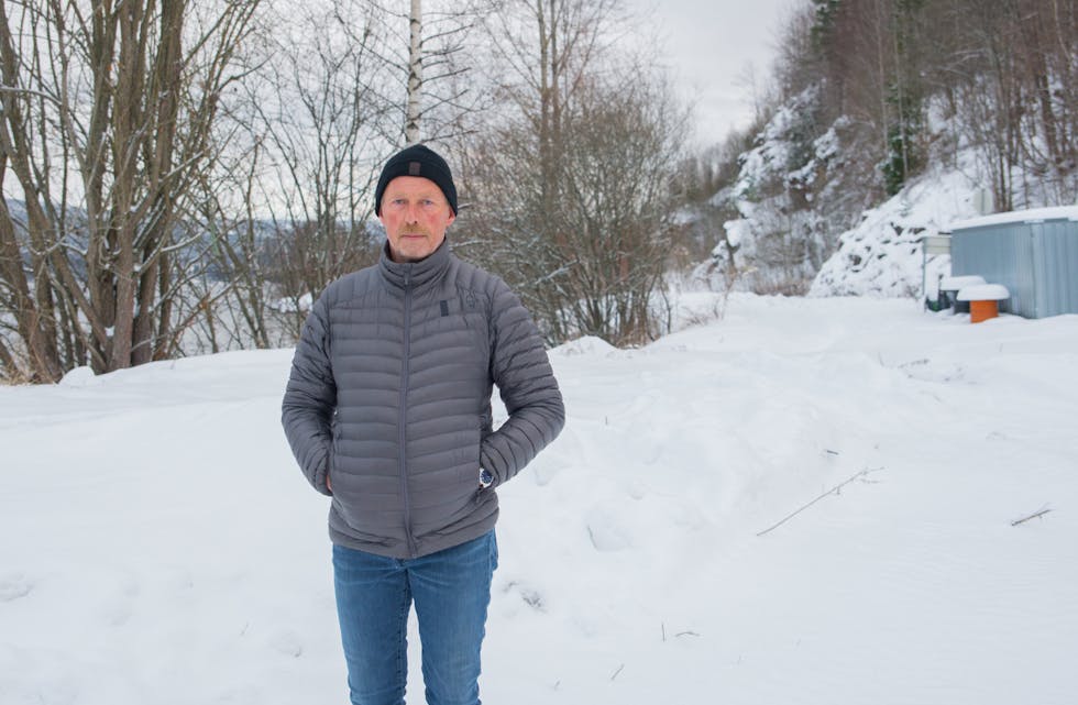 Arne Olav Kåsene reagerer på at gang- og sykkelstien langs Grønvoldveien ikke blir brøytet. - Det skaper trafikkfarlige situasjoner, hevder han. 