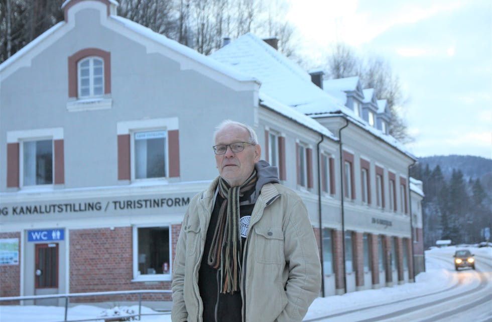 Gunnar Sanden foran Gamlebanken ved Ulefoss sluser. 