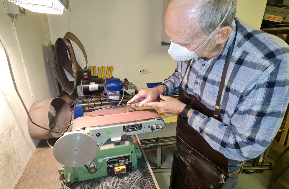 Kvesser knivene: Roger (74) bruker slipemaskin til grovarbeidet, før han går over med en vanlig slipestein.   