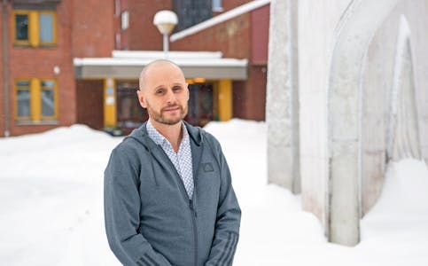 Nome videregåendes nye rektor er på plass. Arne Grave (50) er utdannet ingeniør og yrkespedagog. Nå er han i gang med sin nye rolle som rektor og prøver å bli kjent med alt og alle.