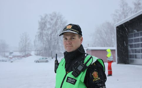 Brann på jernverket: Innsatsleder Tor Einar Bakken tar høyde for at røyken kan være giftig. 