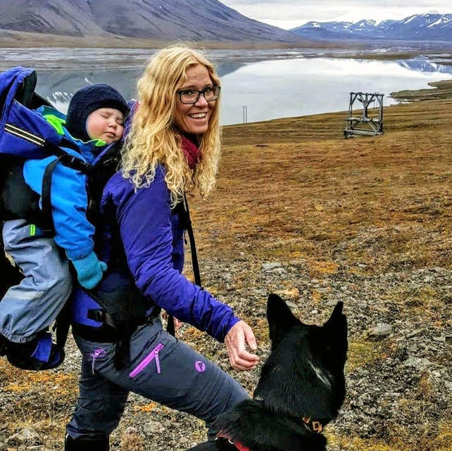 Utforsket turlivet på Svalbard: Gjennom et seks år langt opphold og jobb på Svalbard har Marry Kristin Sandstå fått utforske hver krok av øya.Turlivet ble en del av hverdagen. Her er hun fotografert i Adventdalen, med sønnen i bæremeis (alle foto: privat).