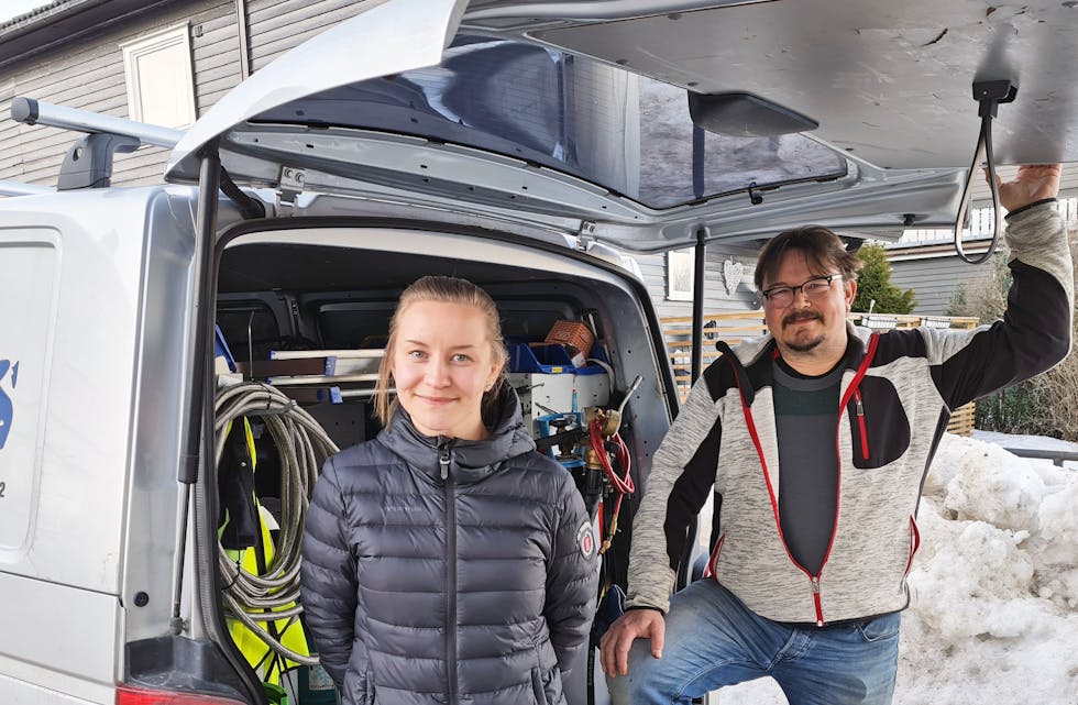 Klar for oppdrag: Emma Nicolaisen er ny på kontoret i Storm Kulde. Her sammen med daglig leder og pappa Tor Arne Nikolaisen.