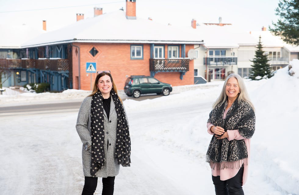 Nye ansikter i kirka: Susanne Hjerpeland (til venstre) er ny trosopplærer og Tone Anne Hvalen er fungerende sokneprest i Holla og Helgen kirker. 