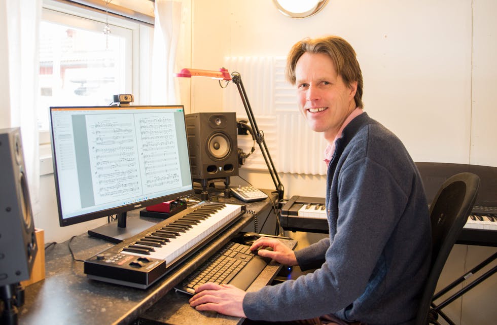 Her i sin egen skrivebod har Geir Solerød tilbrakt mange timer de siste årene. Arbeidet har resultert i et stort musikalsk verk.