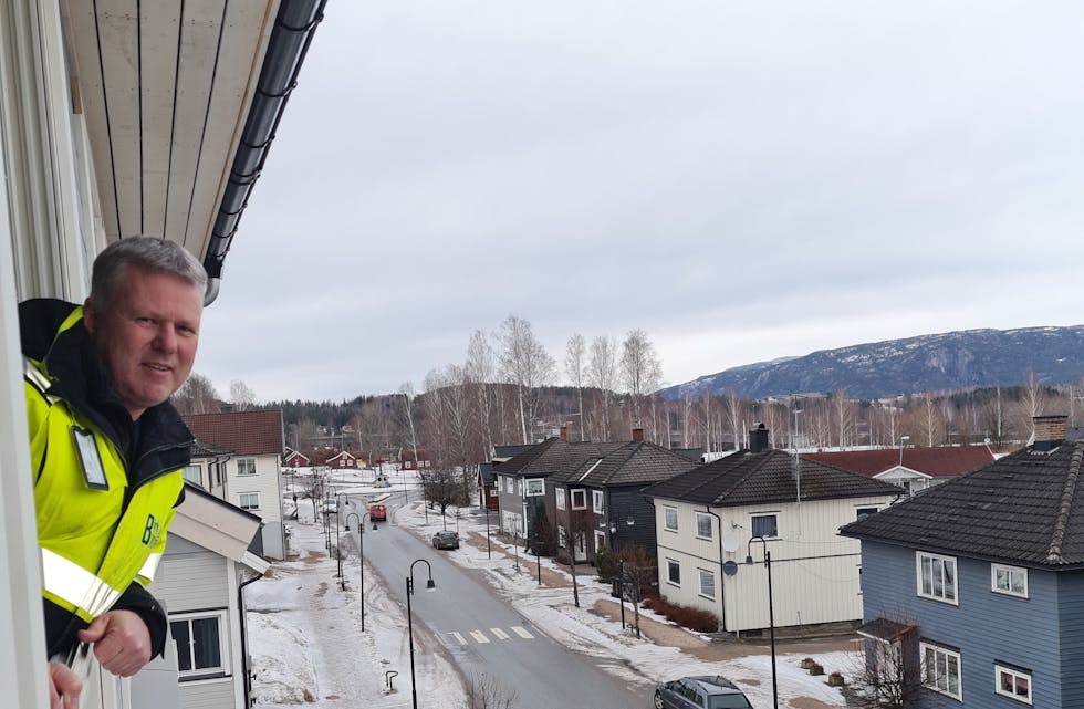 Toppleilighet: Daglig leder i Birk Eiendom AS, Thor Inge Gjærum viser frem utsikten fra toppleiligheten, der man kan se Norsjø fra stuevinduet.

