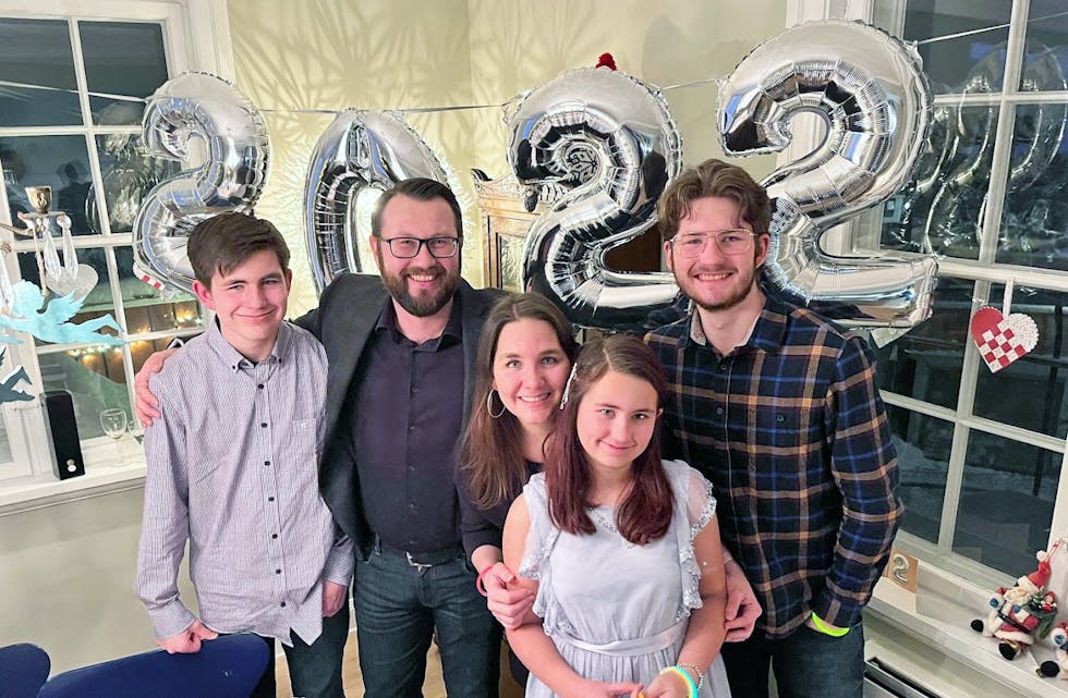 Borteboeren: Atle Høidalen (44) sammen med barna Jonas (16), Jesper (14) Julia (10) og kona Heidi. 