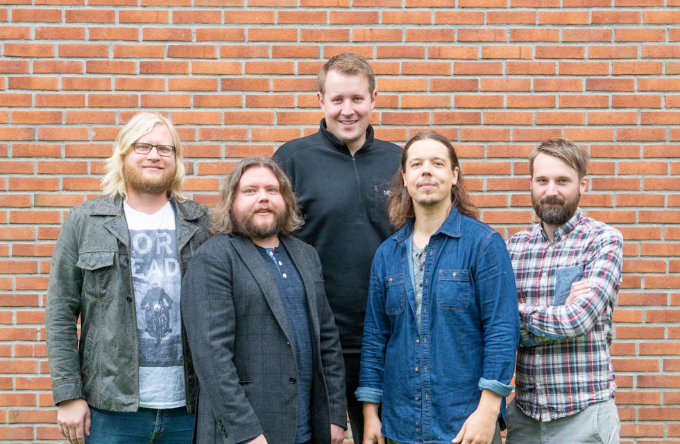 The Lone Pine: Består av Magnus Fosli Lillefjære (trommer), Jan Petter Nilsen (bass), Even Skårberg Aarnes (vokal og piano), Martin Solvoll (låtskriver, vokal og gitar), Mats Bjønnes (gitar).