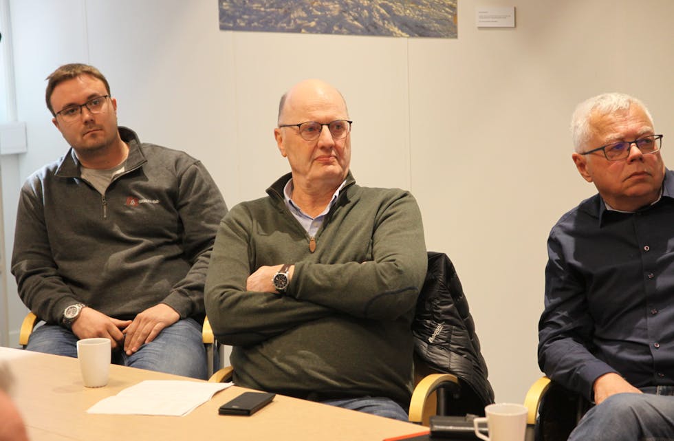 Hallgeir Lie (i midten) flankert av teknisk sjef i Midt-Telemark, Vidar Lofthus (t.h.). 