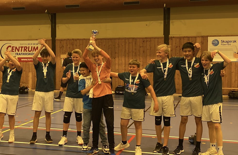 Skades gutter 13, stakk av med pokal etter seier i B-sluttspillet på årets Slottsfjellcup. Klubben deltok med fem lag. 