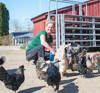 Elsker livet på gården, men er bekymret: Anita Høidalen mener hun har verdens beste jobb. Likevel er hun bekymret for framtida til landbruket og ser ikke hvordan barna skal kunne drive videre, uten ny politisk vilje.