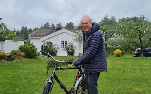Jubilant: Nils Magne Lundefaret fyller 100 år og bruker fortsatt sykkelen til butikken.